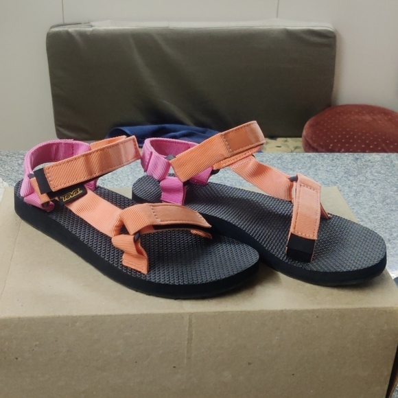 Teva sandals never been used - Picture 2 of 6